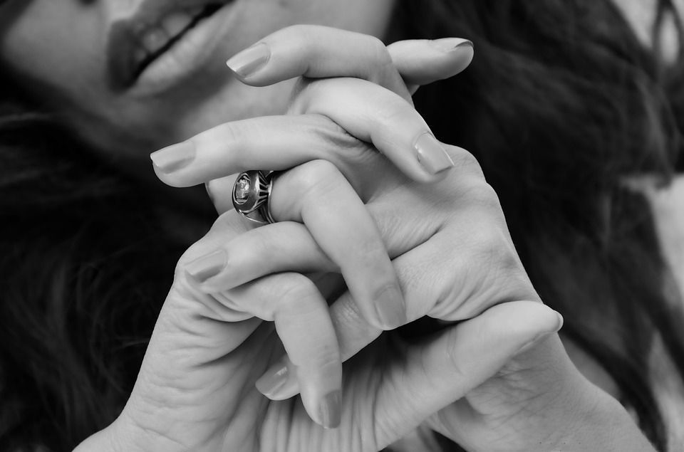 Карантин показав нам наші справжні нігті, вчимося з ними жити, любити та зміцнювати їх — навіть ламкі нігті можна зробити гарними. Як відростити, наростити, зміцнити нігті, якщо вони у вас дуже ламкі.