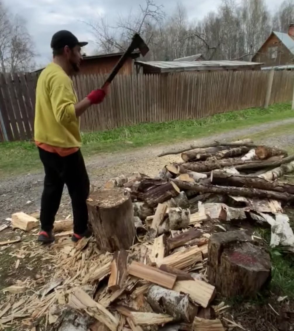 Що може статися, якщо рубати дрова не правильно. Не варто стояти занадто близько до того, хто рубає дрова.