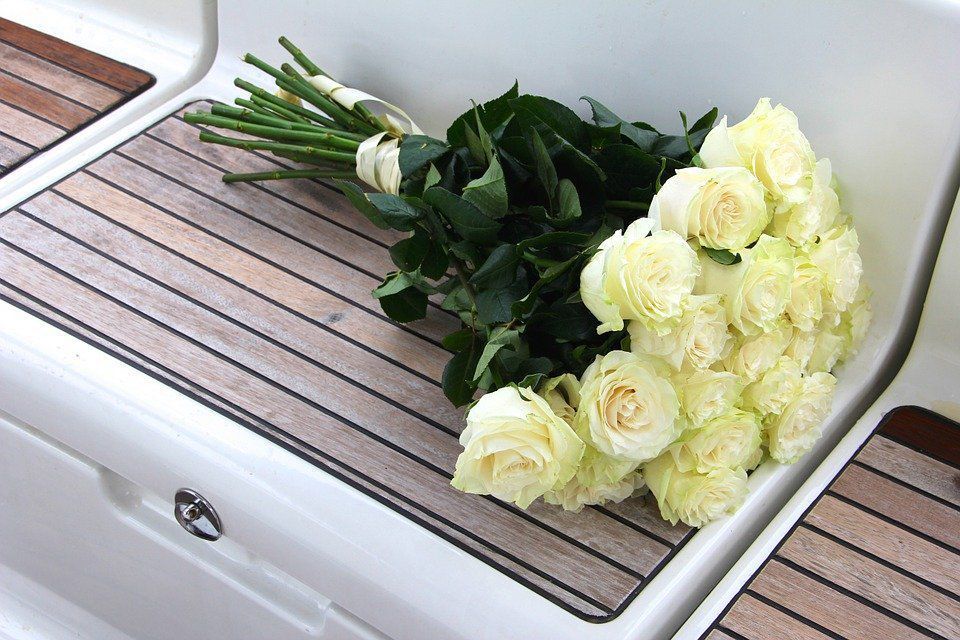 В яких випадках недоречно дарувати білі троянди і якими квітами їх можна замінити. Білі троянди: в яких випадках їх краще не дарувати.
