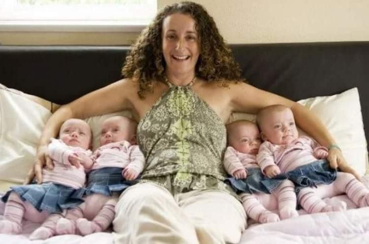 Пам'ятаєте жінка народила 4 близнючок, які були схожі одна на одну, як 2 краплі води? Пройшло 14 років і ось як вони виглядають зараз. Мало того, що близнючки виглядають однаково, але ще й дуже схожі на маму.