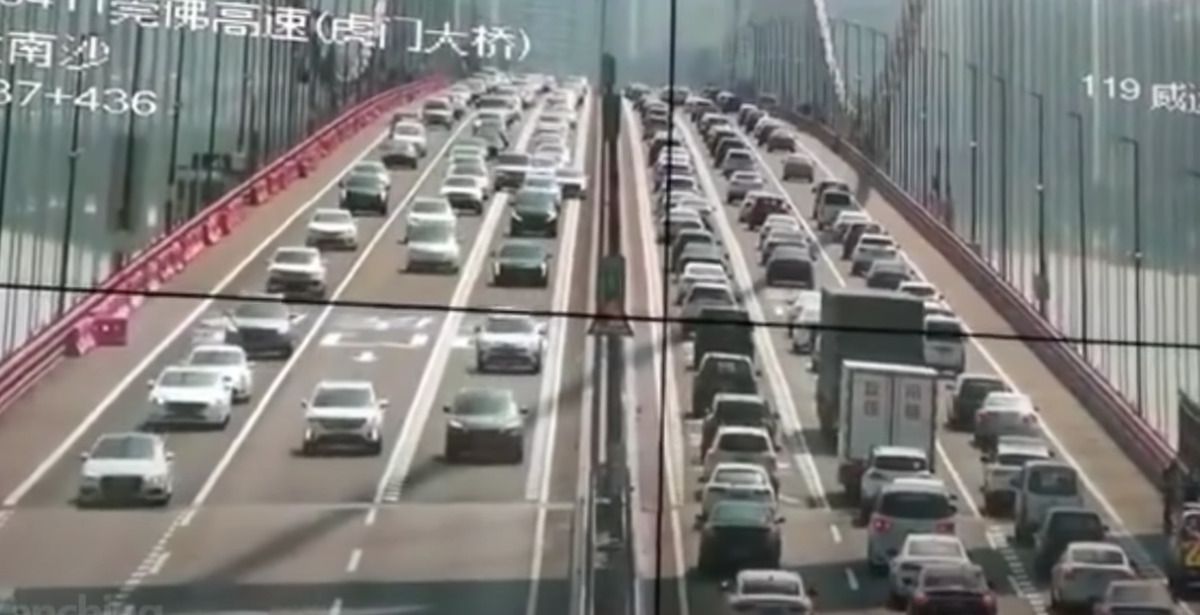 У Китаї вітер розгойдав підвісний міст з сотнями автомобілів на ньому. Нещодавно на YouTube з'явилося відео, на кадрах якого можна побачити сильну вібрацію мосту в місті Хумень.