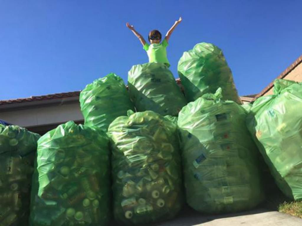 Хлопчик зібрав понад 500 000 пляшок, щоб врятувати планету — справжній приклад для наслідування. 9-ти річний хлопчик збирає та сортує сміття, бо переживає за долю нашої планети.