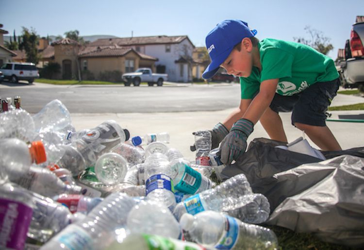 Хлопчик зібрав понад 500 000 пляшок, щоб врятувати планету — справжній приклад для наслідування. 9-ти річний хлопчик збирає та сортує сміття, бо переживає за долю нашої планети.