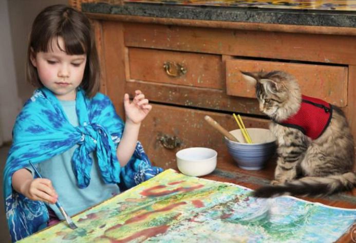 У родині англійців народилася особлива дівчинка, але завдяки кішці породи мейн-кун вада дитини перетворилася на джерело творчості. Кішка мейн-кун допомогла дівчинці з аутизмом проявити художні здібності.
