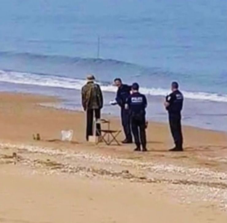Поліція підійшла до самотнього рибалки, щоб оштрафувати за порушення карантину, але це виявився зовсім не рибалка. Хтось поставив на пляжі лякало.