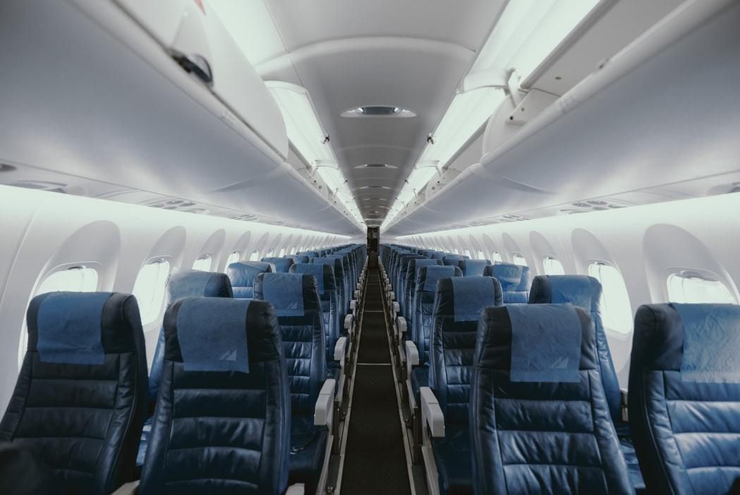 А ви знаєте, чому сидіння в літаках майже завжди синього кольору. В салонах літаків крісла здебільшого сині. Можливо, тому що синій колір асоціюється з небом?