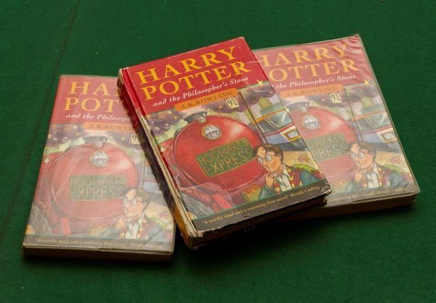 Бабуся знайшла на звалищі старі книги про Гаррі Поттера, а через 12 років виявилося, що вони є справжнім скарбом. За знайдені на звалищі книжки на аукціоні бабуся зможе отримати чималу суму грошей.