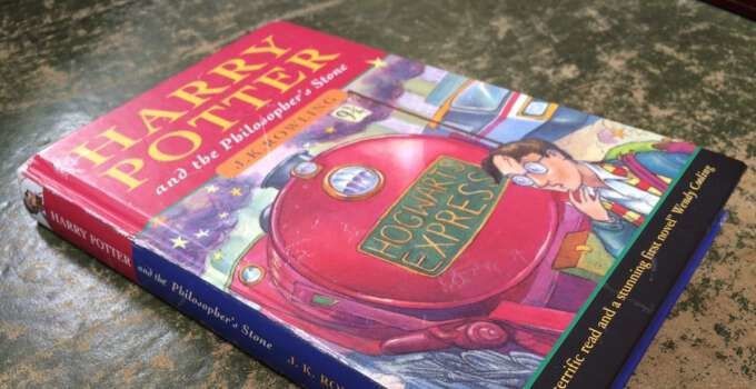 Бабуся знайшла на звалищі старі книги про Гаррі Поттера, а через 12 років виявилося, що вони є справжнім скарбом. За знайдені на звалищі книжки на аукціоні бабуся зможе отримати чималу суму грошей.