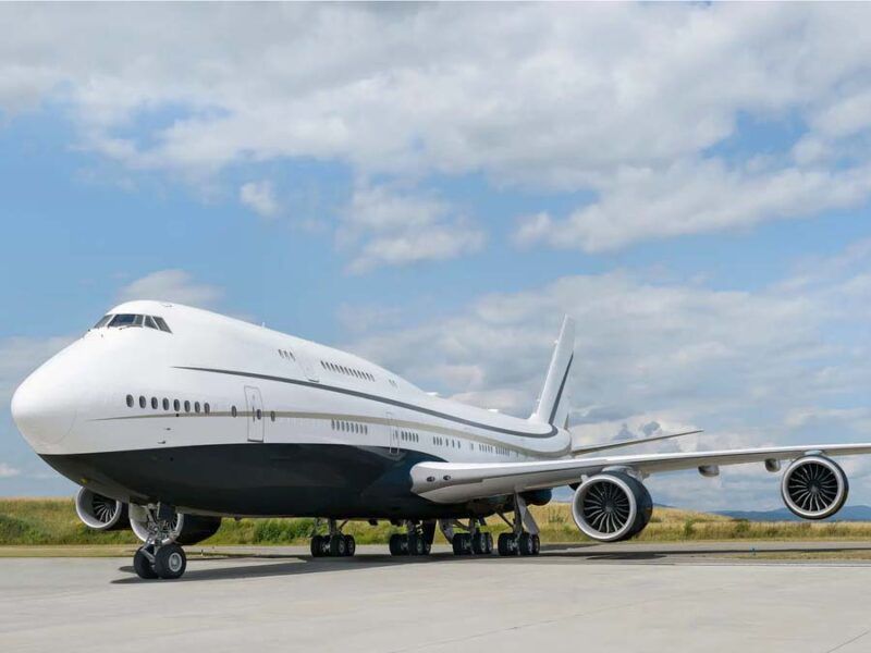 Подивіться на найбільший та найрозкішніший у світі приватний літак Boeing 747-8i, на оздоблення якого знадобилося 4 роки. Найбільший приватний реактивний літак у світі виглядає як летючий особняк.