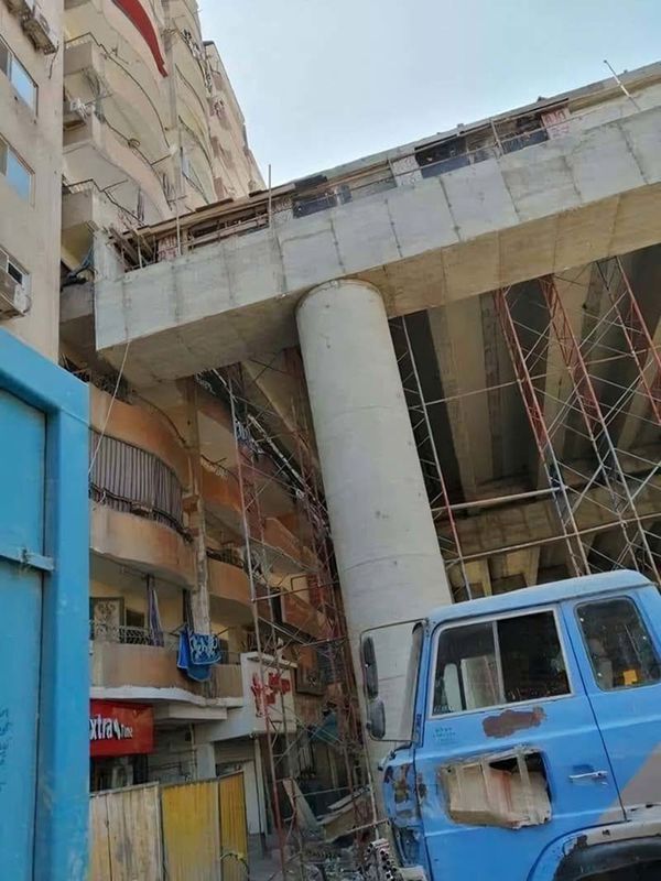 Це швидкісне шосе будують впритул до житлових будинків — це коли фраза «у мене вікна на шосе виходять» звучить занадто буквально. Будівництво в Єгипті нерідко викликає подив.