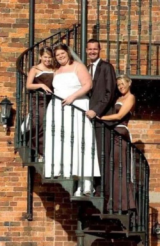 Жінка одружилася, але у весільній сукні вона собі не подобалась. Через багато років вона повторила церемонію, і цього разу мала неперевершений вигляд. Взявшись, нарешті, за свою вагу, у день свого весілля жінка виглядала неперевершено.