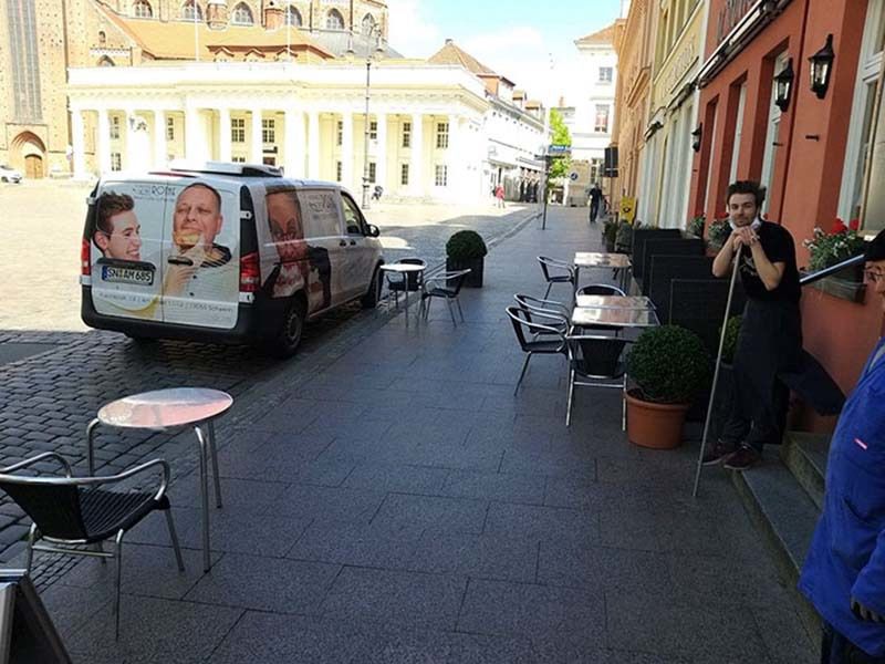 Німецьке кафе вигадало цікавий спосіб, як зберігати дистанцію між відвідувачами. Кафе видає своїм клієнтам незвичайні головні убори, щоб тримати їх на відстані один від одного.
