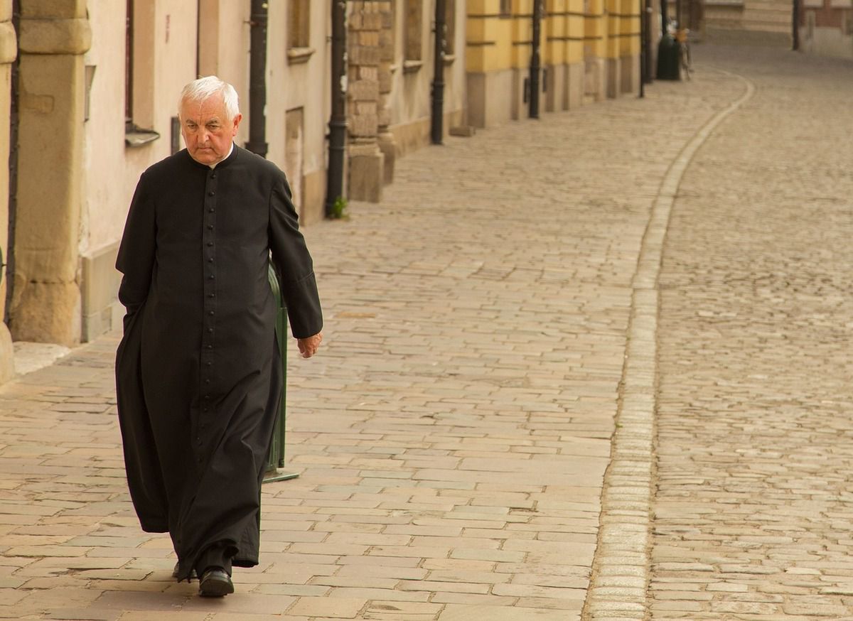 Анекдот дня: йде священник по вулиці, раптом підходить до нього старенький дідусь з палицею і розповідає про диво. Наївний старий!