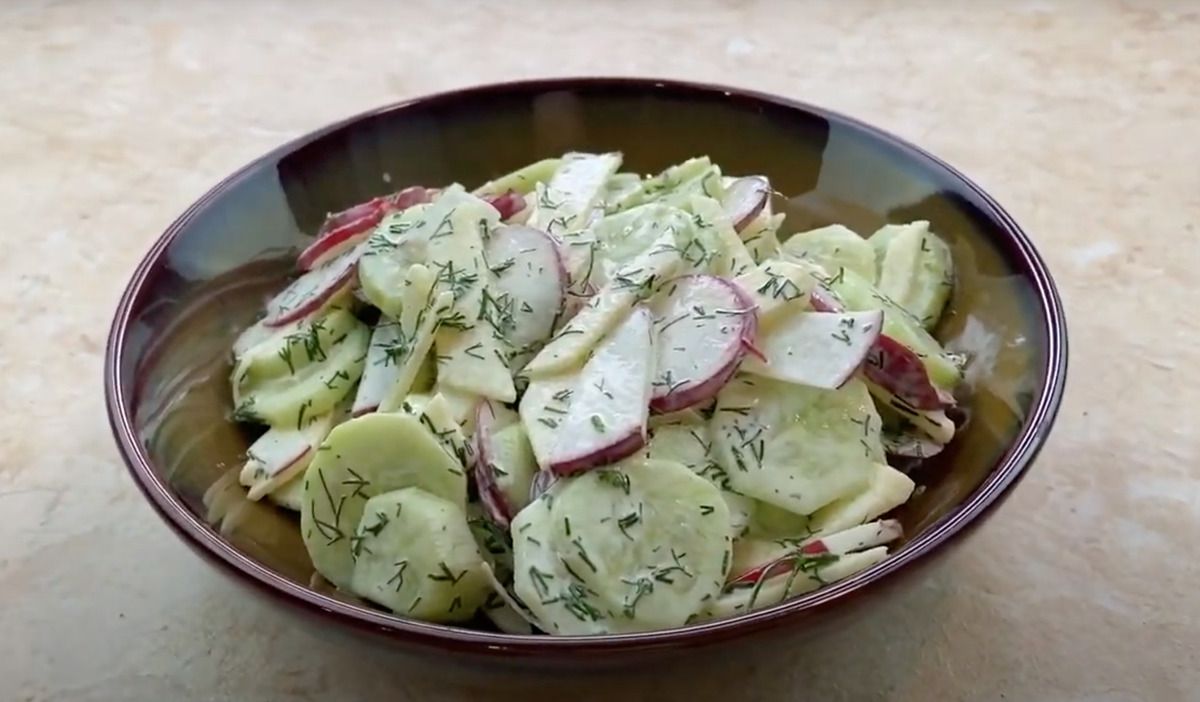 Простий салат на кожен день з редискою, огірками та яблуком. Ви полюбите його відразу ж, як тільки спробуєте і будете готувати знову і знову.