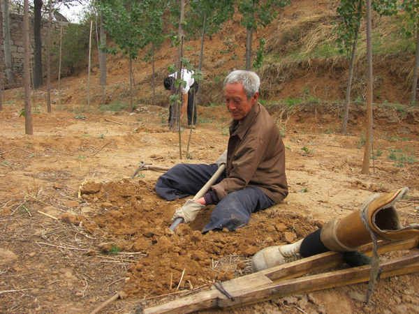 70-річний чоловік з фізичною вадою за 19 років зміг посадити майже цілий ліс. Попри свою ваду, чоловік багато років поспіль робить гарну справу.