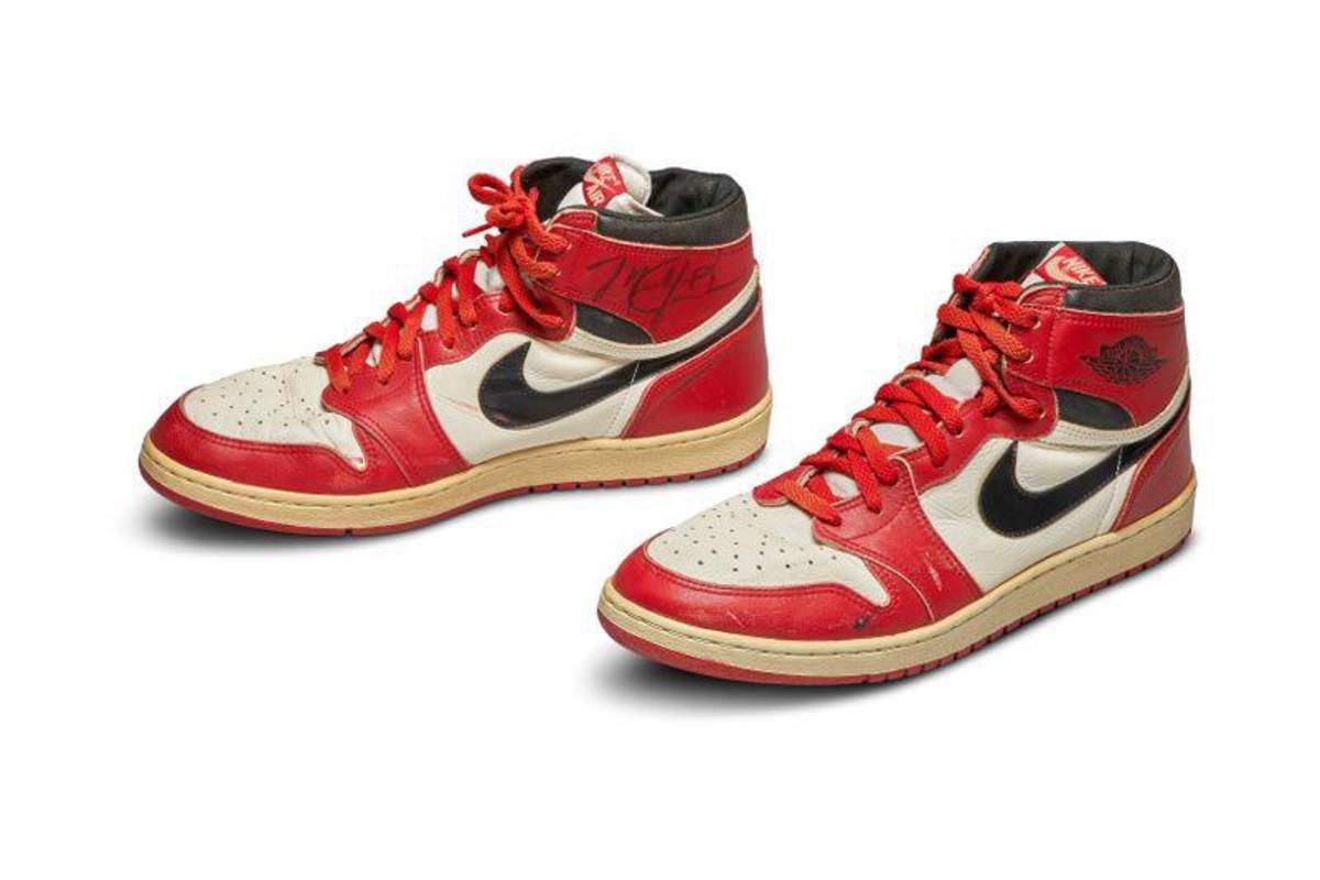 Кросівки Майкла Джордана з дебютного сезону НБА продали за півмільйона доларів. Лот розраховували продати за 100-150 тисяч доларів.