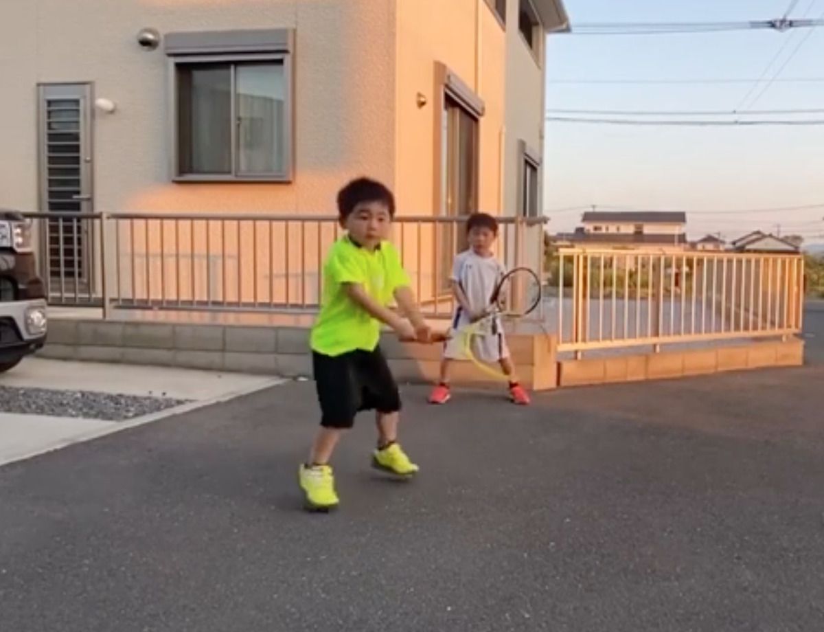 Стережіться сестри Вільямс: в Японії ростуть братики, які можуть стати майбутніми зірками тенісу. Ці два братики з Японії кому завгодно дадуть фору у грі в теніс.