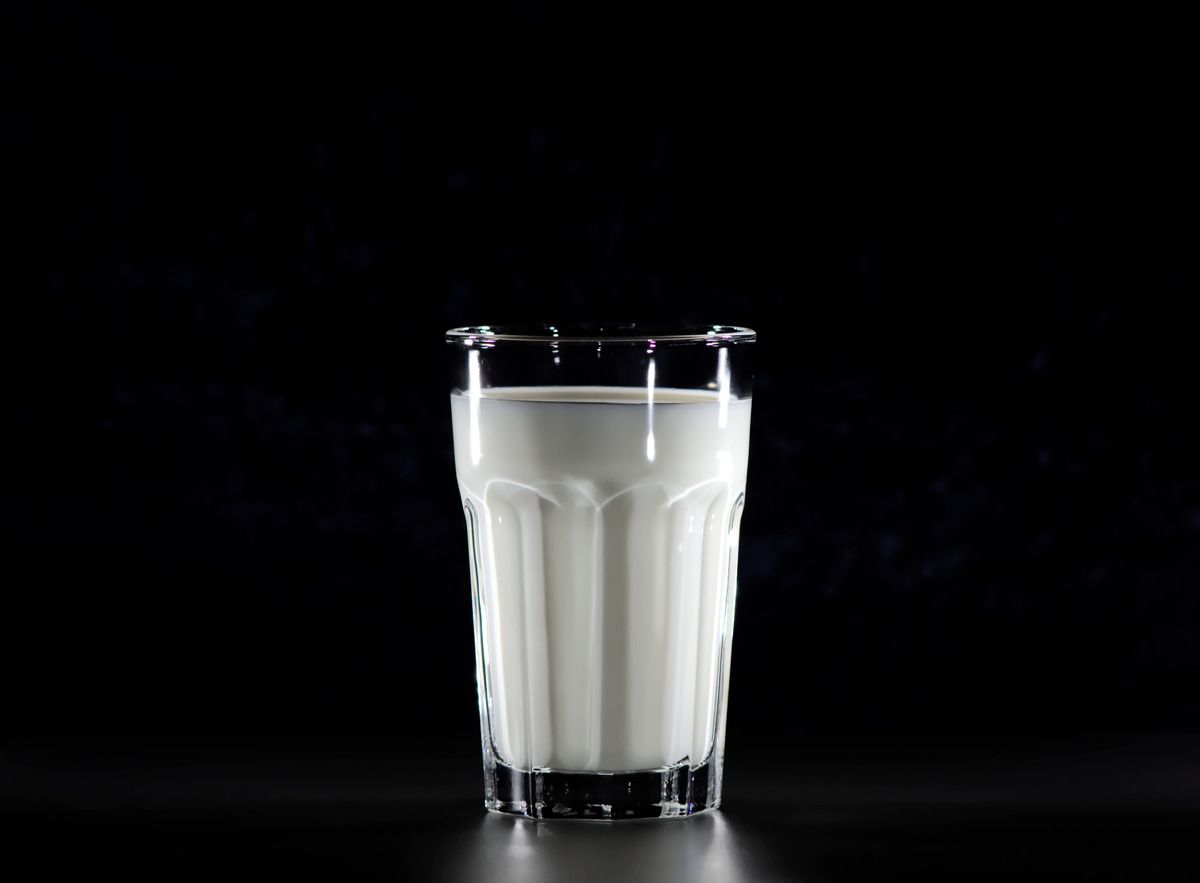 З якої причини варто вживати молоко перед сном. Вечірня склянка молока є корисною для здоров'я.
