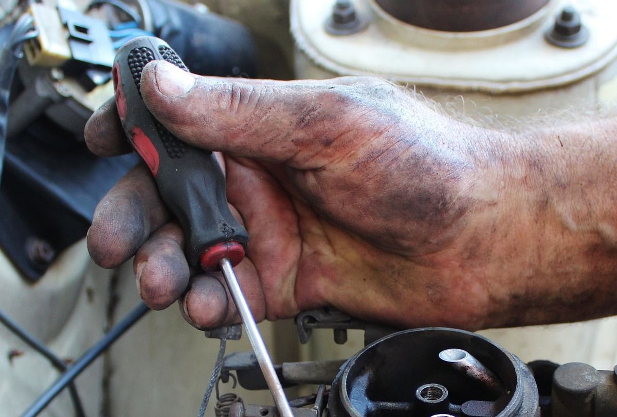 Прості способи, які допоможуть відмити руки після ремонту автомобіля. Той, хто любить возитися зі своєю машиною, знає, що після роботи руки будуть брудними.