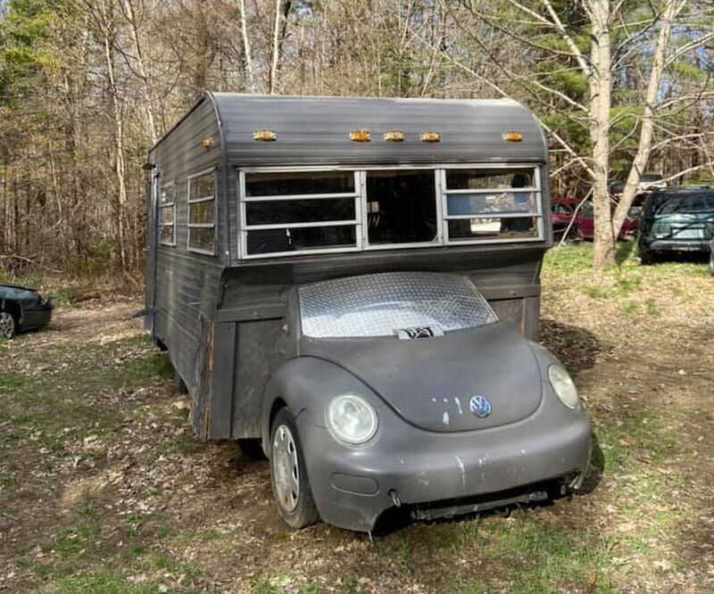 В США продають ну дуже дивний кемпер — це коли ти фанат і будинку на колесах і Volkswagen Beetle. Розпиляний Volkswagen Beetle — мабуть, найдивніший житловий фургон у світі.