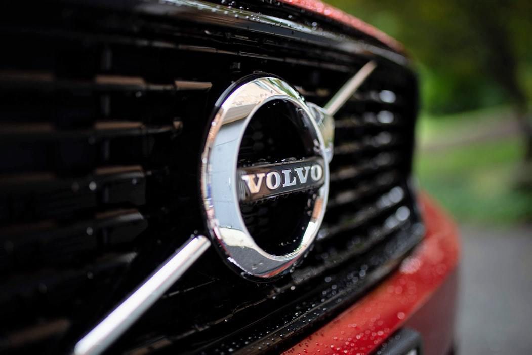Volvo анонсували обмеження максимальної швидкості на всіх своїх авто — 180 км/год — і крапка. Про те, що автомобілі Volvo будуть мати обмежену максимальну швидкість (і мова зараз не про 250 км/год), у компанії повідомляли ще минулого року.