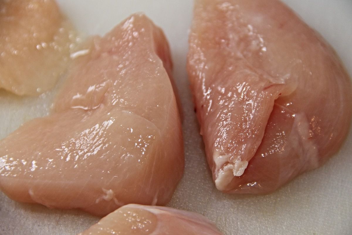 Як очистити курку від антибіотиків — і ще 4 важливих питання про куряче м'ясо. Чому куряче м'ясо — найдешевше і найнебезпечніше для здоров'я.