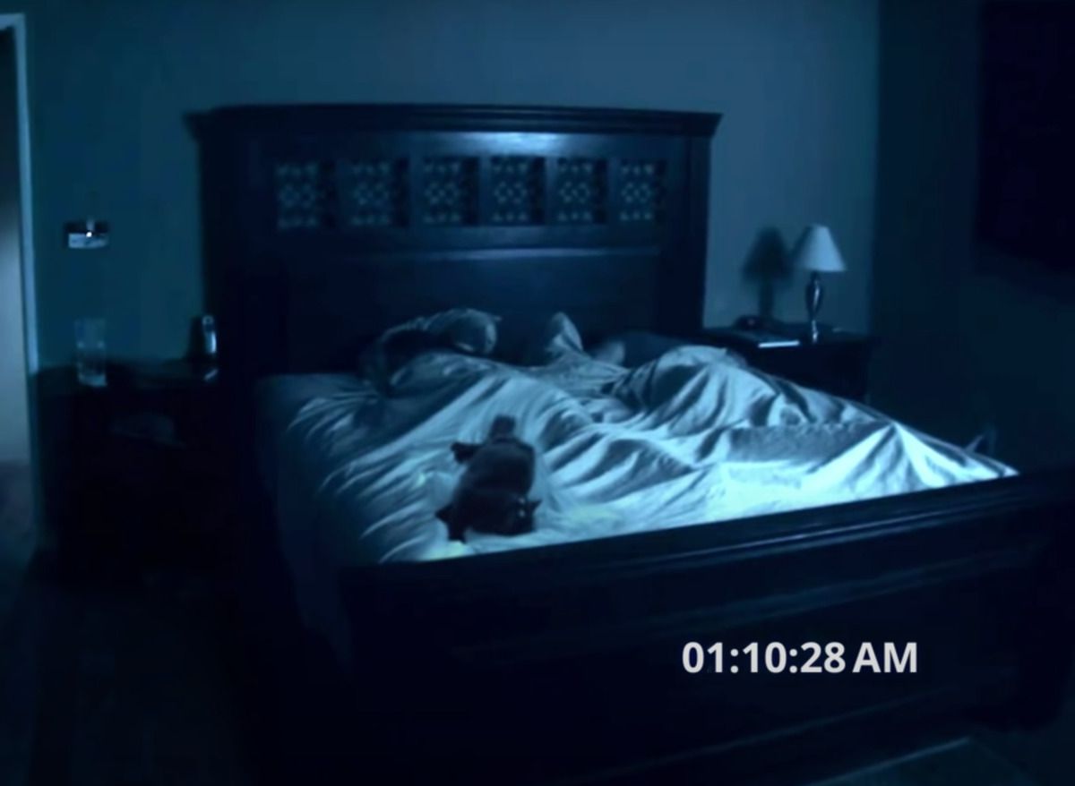 Господар вирішив зняти на відео нічні пригоди свого кота — фільми про паранормальне відпочивають. Нічні пригоди паранормального кота!