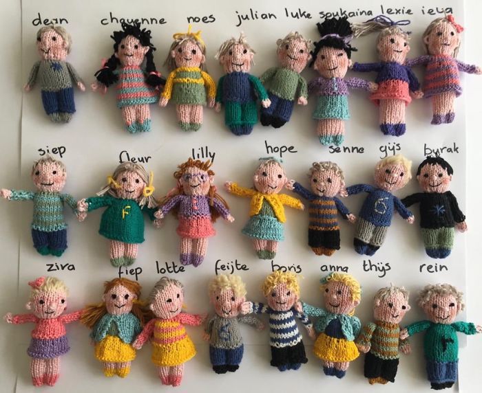 Через карантин вчителька почала сумувати за своїми учнями і тому вирішила зробити їх маленькі копії у вигляді в'язаних ляльок. Виготовлені іграшки вчителька подарувала своїм учням.