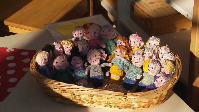 Через карантин вчителька почала сумувати за своїми учнями і тому вирішила зробити їх маленькі копії у вигляді в'язаних ляльок. Виготовлені іграшки вчителька подарувала своїм учням.