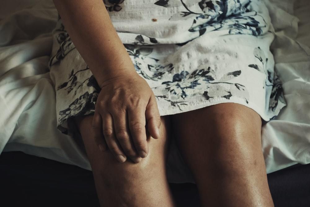 Ознаки того, що ваш біль у колінах є проявом артриту. Артрит можна визначити за кількома ознаками.