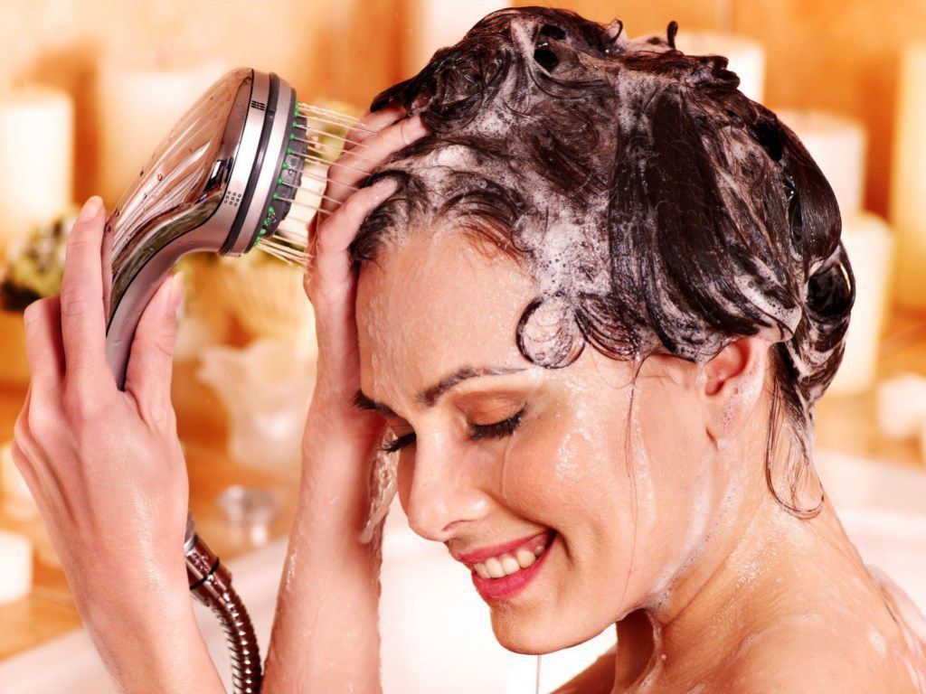 7 базових правил миття голови, яких треба дотримуватися. Мити голову теж треба правильно.