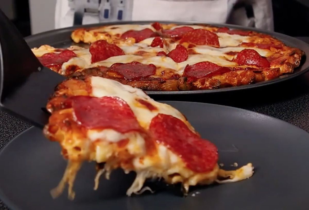 Рецепт незвичайної піци для справжніх фанатів сиру, де макарони з сиром стануть основою. Мак енд чіз піца.
