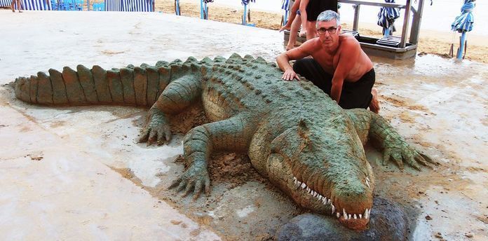 Художник робить з піску майже справжніх тварин. Скульптор Андоні Бастарріка вважає, що пісок — найкращий і виразний матеріал для скульптури. Він створює з піску фігури тварин, яких не відрізниш від живих!