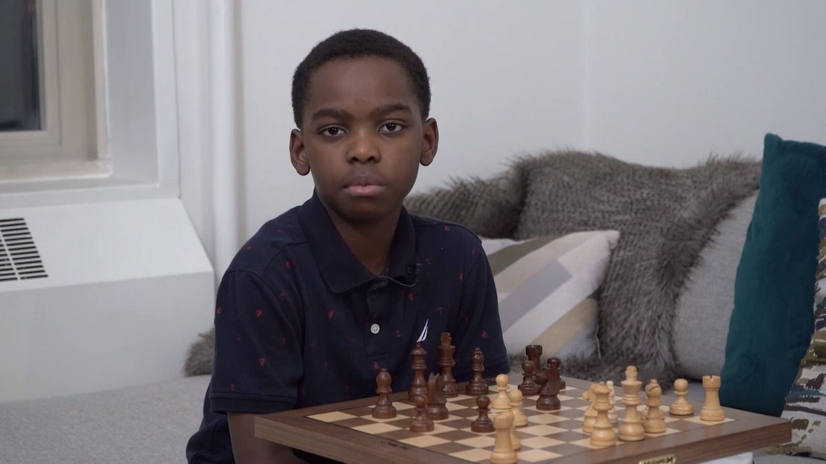 Захопившись грою у шахи, 8-річний нігерійський хлопчик зміг витягнути свою родину зі скрутного становища. У 8 років безпритульному хлопчику вдалося стати справжньою легендою шахів, для чого йому довелося добряче попрацювати.
