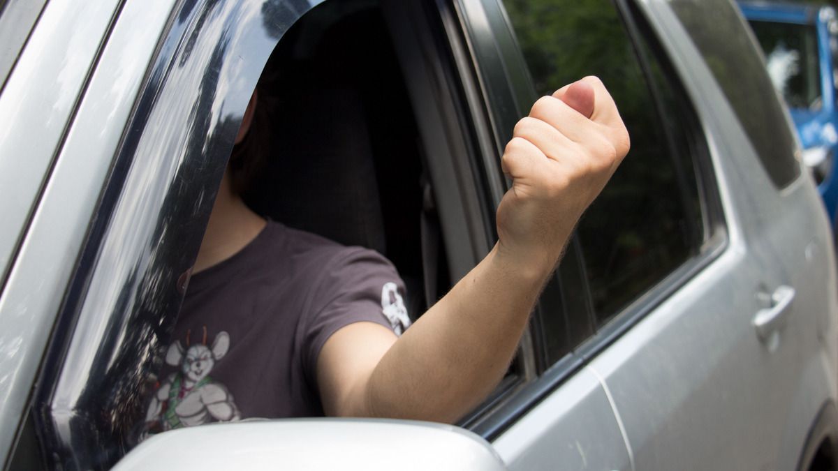 Автомобільні експерти розповіли про 5 популярних водійських жестів, які стануть у пригоді будь-якому водієві. Якщо водій з сусіднього автомобіля ні з того ні з сього показує вам дулю, це зовсім не означає, що він неотесаний хам. Він хоче вас попередити про перешкоду.