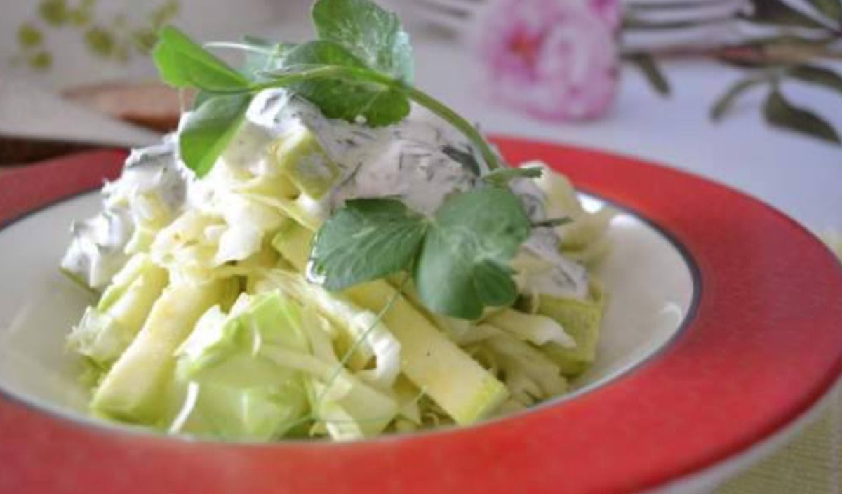 Свіжий та легкий салат з молодих кабачків. Такий салатик можна їсти хоч щодня і не боятися за свою фігуру.