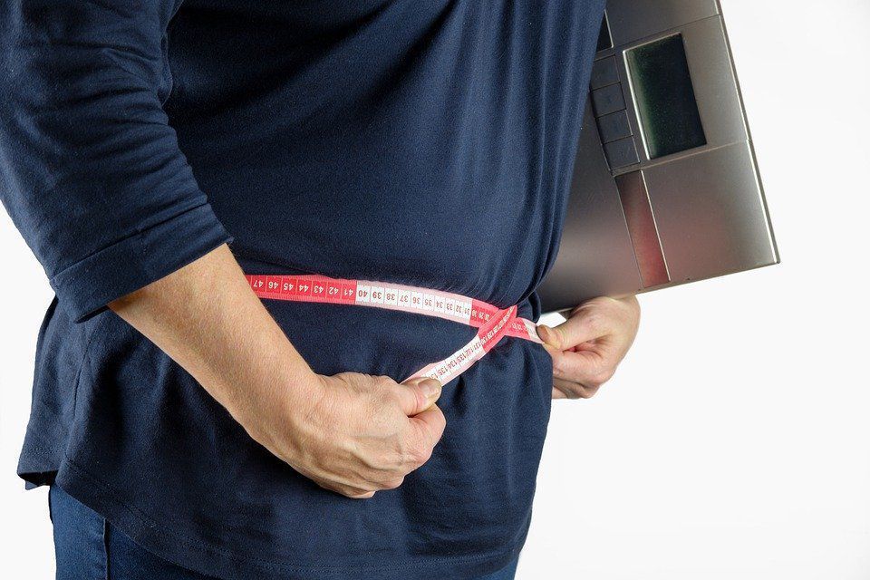 Яким чином жир на животі шкодить здоров'ю і чому він з'являється. Багато шкоди здоров'ю людини завдає саме вісцеральний жир.