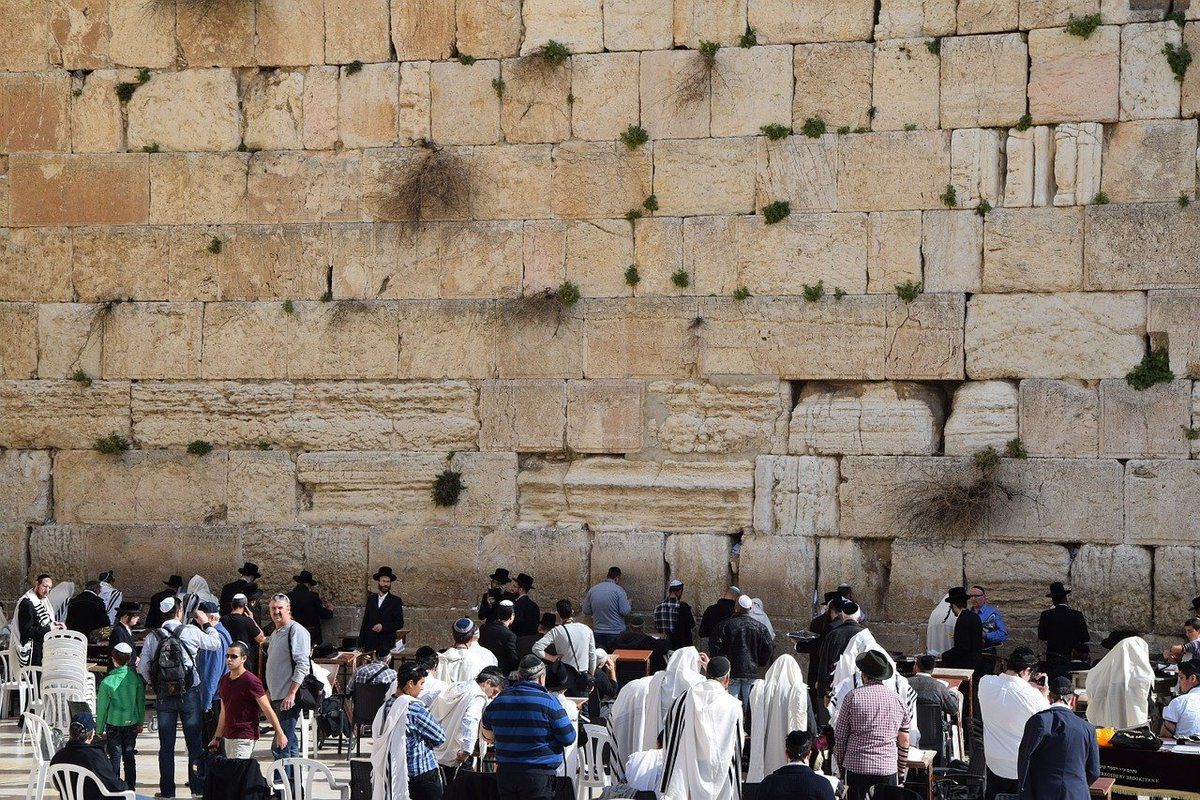 Загадкові підземні камери виявили археологи під Стіною Плачу. Ізраїльські археологи нещодавно виявили незвичайну серію камер 2000-річної давності, які перебувають під площею Західної стіни в Єрусалимі. Призначення цих підземних приміщень поки залишається загадкою.