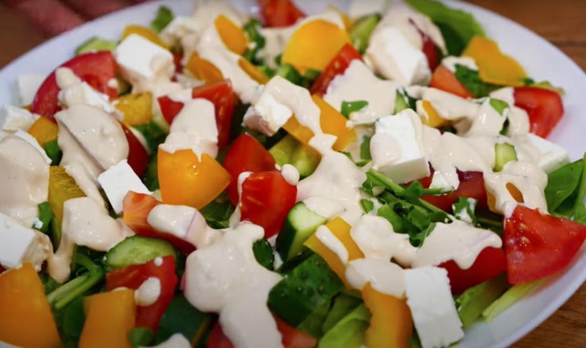 Салат за 5 хвилин з незвичайною заправкою. Пропонуємо вам рецепт гарного яскравого салатика на кожен день і до святкового столу.