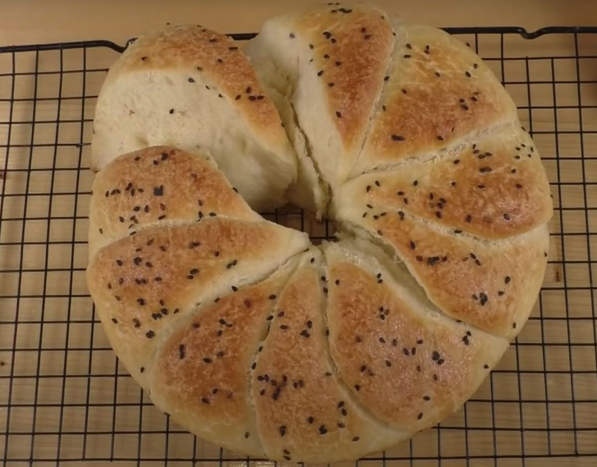 Занурте тісто в масло та отримаєте шикарний домашній хліб — рецепт простого, красивого і дуже смачного хліба. Сербський хліб — слоняче вухо.