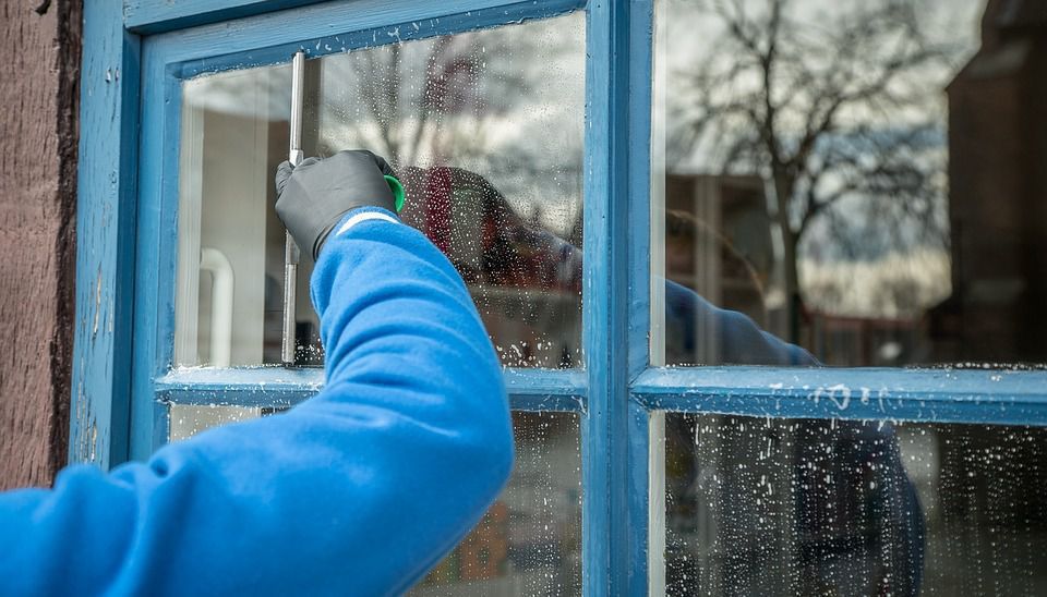 П'ять найпоширеніших помилок, які здійснюють люди при митті вікон. Миємо вікна правильно.