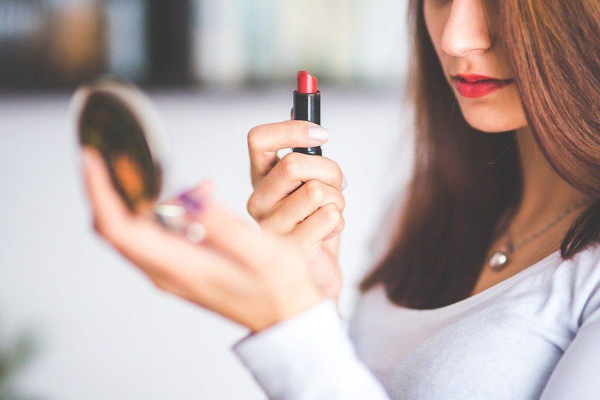 Топ-5 помилок, яких зазвичай припускаються жінки, коли фарбують губи. Навіть під час фарбування губ можна припуститися помилок.