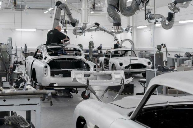 Найвідоміше авто Джеймса Бонда повернули в виробництво. Aston Martin відродив випуск легендарного DB5. Тепер ви можете стати власником авто для шпигуна.