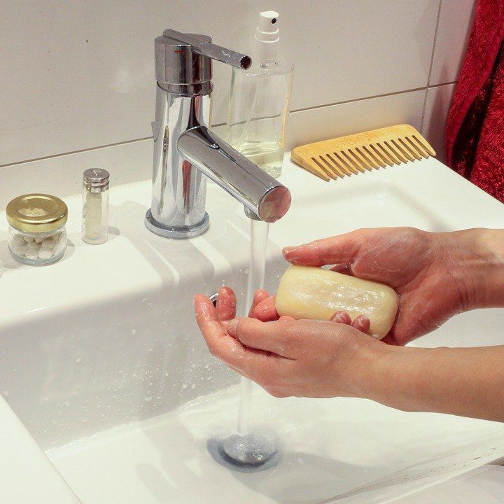 Які погані звички у ванній можуть призвести до поширення шкідливих мікробів по всій квартирі. Як знизити ризик зараження мікроорганізмами.