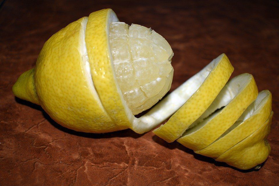 Незвичайне застосування лимонних кірок в господарстві та для догляду за шкірою. Не поспішайте відправляти лимонні кірки у відро!