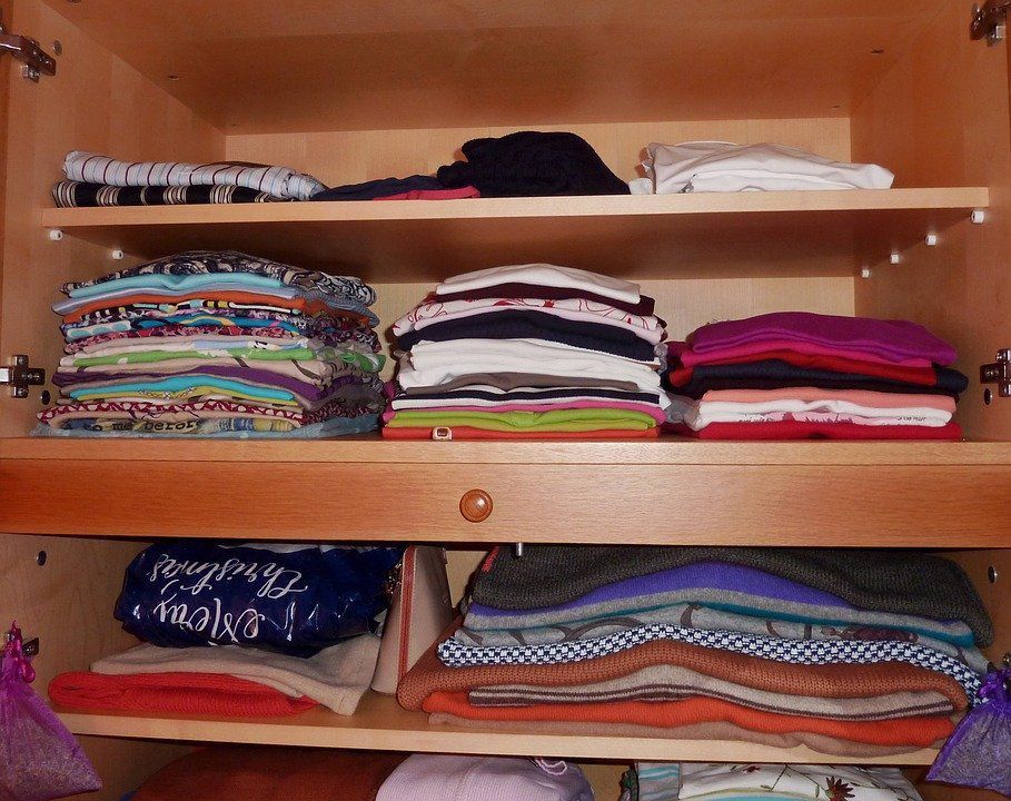 Як порядок в шафі впливає на наше життя, або чому так важливо складати одяг. Поради по компактному складанню одягу.