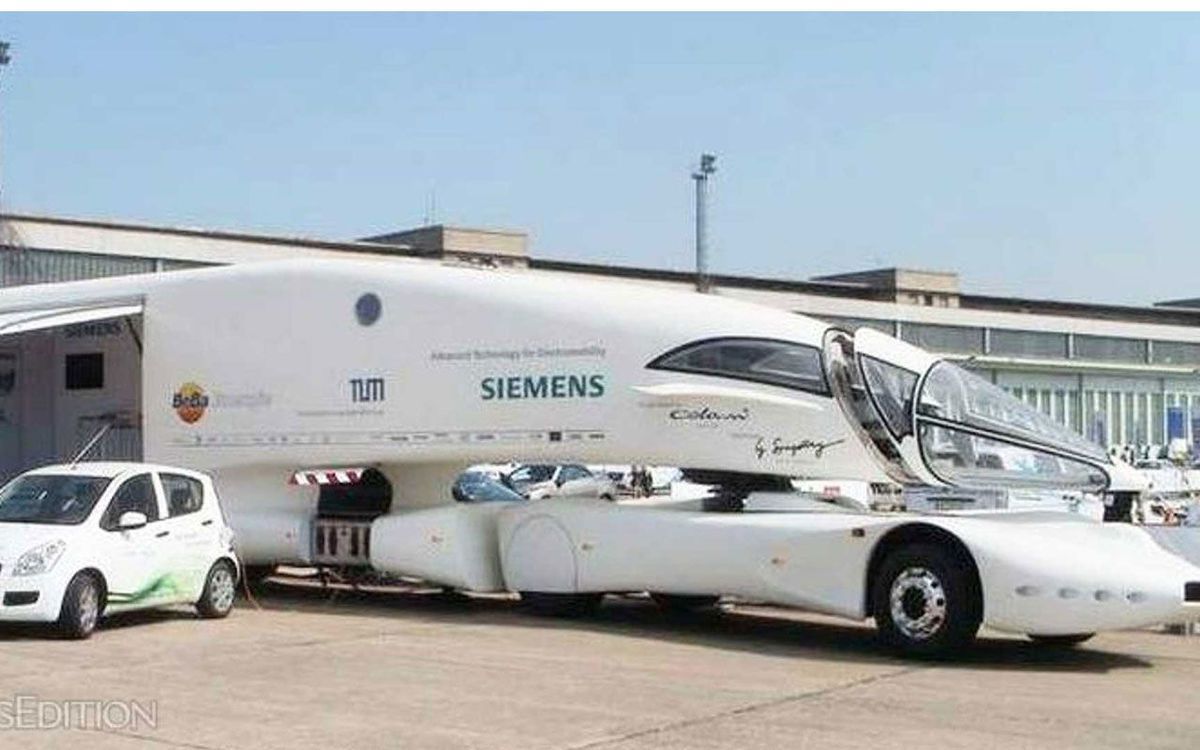 В мережі продають унікальну вантажівку з кабіною винищувача. Всього було випущено два примірники Innotruck за підтримки компанії Siemens.