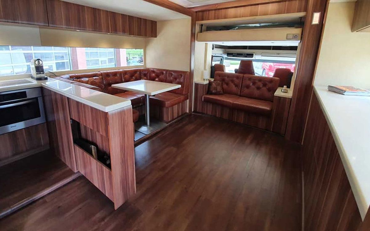 В Нідерландах побудували унікальний автобудинок з гаражем, який може замінити цілу квартиру. А ще в ньому є величезний холодильник, 32-дюймовий телевізор і повнорозмірна ванна кімната. Мрія, а не авто.