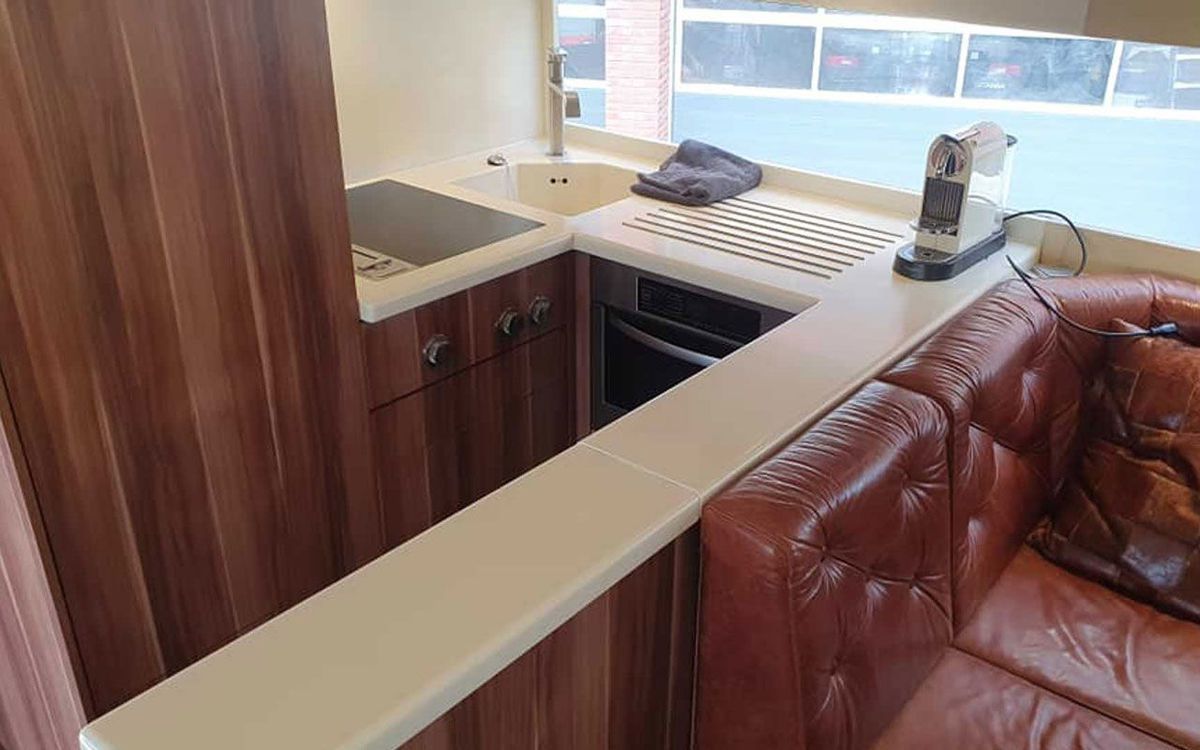 В Нідерландах побудували унікальний автобудинок з гаражем, який може замінити цілу квартиру. А ще в ньому є величезний холодильник, 32-дюймовий телевізор і повнорозмірна ванна кімната. Мрія, а не авто.