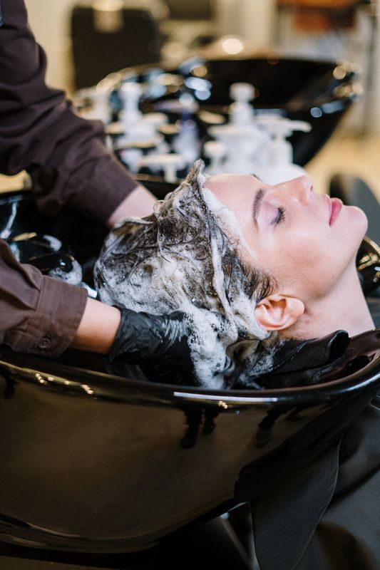 Корисні поради трихолога, які допоможуть вирішити проблему підвищеного виділення секрету шкіри голови. Міфи про те, чому не можна мити голову щодня.